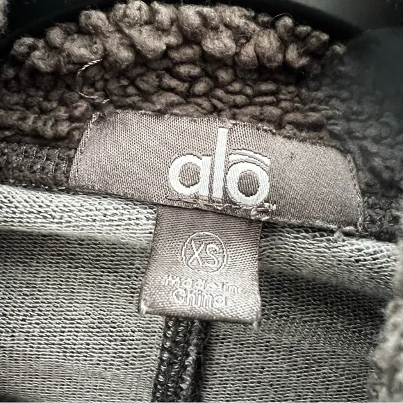 alo yoga | four snap mock neck pullover xs - Picture 4 of 5
